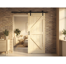 Holzschiebetür mit Beschlägen vor einer Backsteinwand