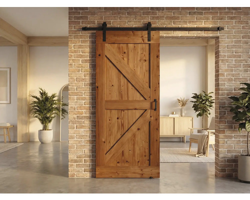 Holzschiebetür mit Beschlägen vor einer Ziegelwand