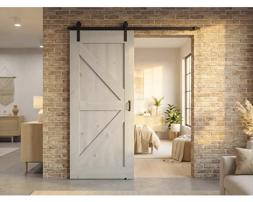 Schiebetür aus Holz mit Beschlägen vor einer Backsteinwand