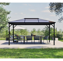 Pavillon mit Esstisch und Stühlen im Garten.