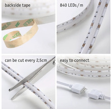 LED-Streifen mit 840 LEDs pro Meter, selbstklebender Rückseite, alle 2,5 Zentimeter kürzbar und einfachem Stecksystem.
