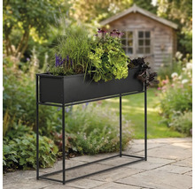 Blumenkasten mit Metallgestell im Garten