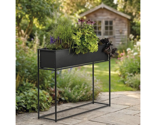 Blumenkasten mit Metallgestell im Garten