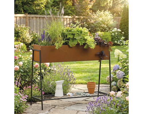 Hochbeet aus Metall mit Pflanzen im Garten.