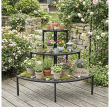 Dreistufige Pflanzentreppe mit Topfpflanzen und Gartendekoration im Garten.