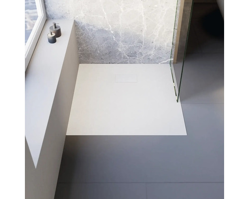 Begehbare Dusche mit flacher Duschwanne und Glasabtrennung in einem modern gestalteten Badezimmer.