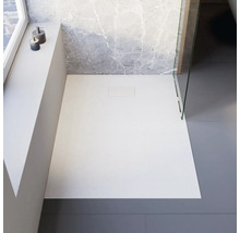 Ebenerdige Dusche mit Duschrinne in einem Badezimmer