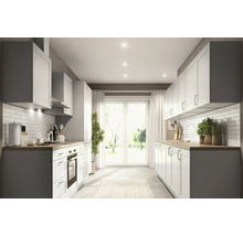 Helle Küche mit Einbauschränken, Elektrogeräten und Arbeitsplatten