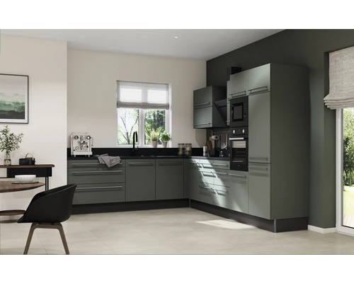 Moderne Küche mit grauen Schränken, schwarzer Arbeitsplatte und Edelstahlgriffen.