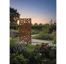 Dekorative Sichtschutzwand aus Metall im Garten