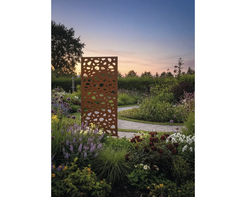 Dekorative Sichtschutzwand aus Metall im Garten
