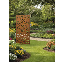 Dekorativer Sichtschutz aus Metall mit organischen Mustern im Garten