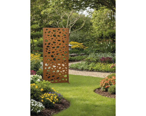 Dekorativer Sichtschutz aus Metall mit organischen Mustern im Garten