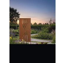 Dekorative Garten Sichtschutzwand aus Metall mit Muster in einem angelegten Garten.