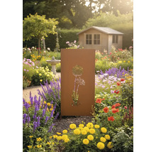 Rostfarbener Sichtschutz mit Pflanzenausschnitt in einem blühenden Garten