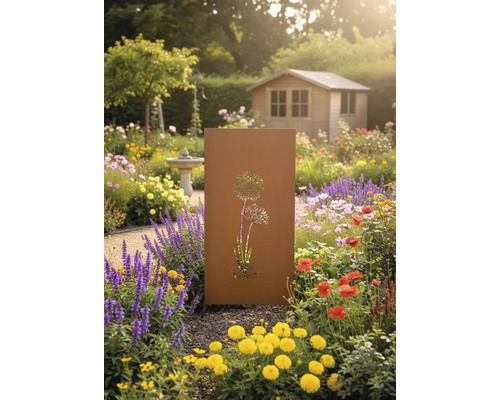 Rostfarbener Sichtschutz mit Pflanzenausschnitt in einem blühenden Garten