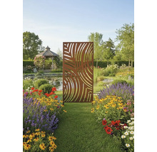 Dekorative Garten Sichtschutzwand aus Metall mit Blattmuster in einem Garten