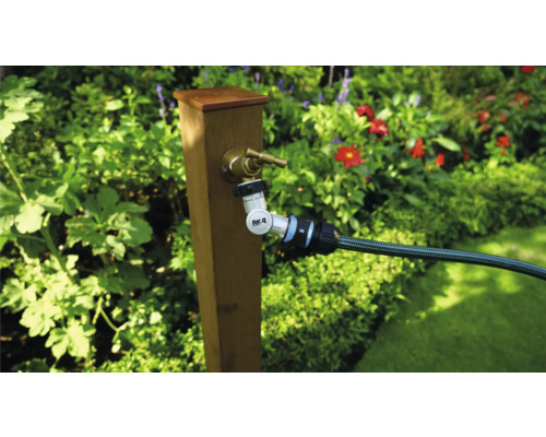 Wasserhahn mit Schlauchanschluss im Garten