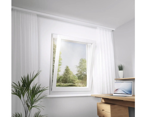 Innenraum mit gekipptem Fenster, Vorhängen und Schreibtisch