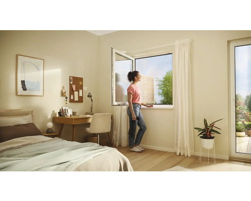 Helles Schlafzimmer mit Bett, Schreibtisch und einer Frau, die ein Fenster öffnet, das einen Blick auf den Garten freigibt.