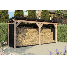 Holzlager mit gestapeltem Brennholz im Außenbereich