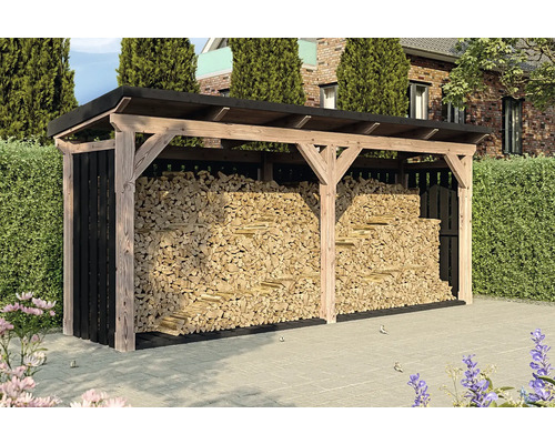 Holzlager mit gestapeltem Brennholz im Außenbereich