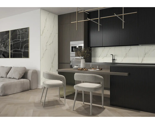 Moderne Küche und Essbereich mit Lamellenfronten, Wänden in Marmoroptik, Fischgrät-Parkett und minimalistischen Möbeln.