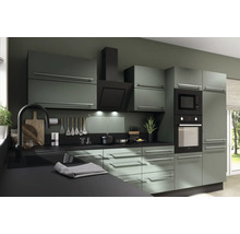 Moderne Küche mit Küchenschränken, Dunstabzugshaube, Mikrowelle und Backofen.