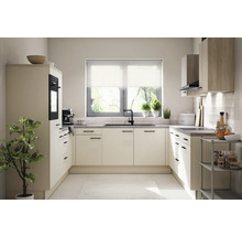 Helle Küche mit modernen Schränken, Arbeitsplatte, Spüle und Fenster