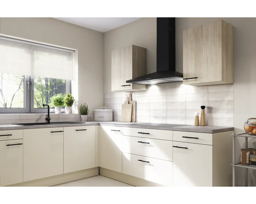 Helle Küche mit Spüle, Dunstabzugshaube und Hängeschränken für einen organisierten Raum.