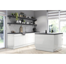 Moderne Küche mit weißen Schränken, dunkler Arbeitsplatte und Regalen