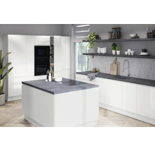 Helle Küche mit Kochinsel, Einbauschränken und Regalen