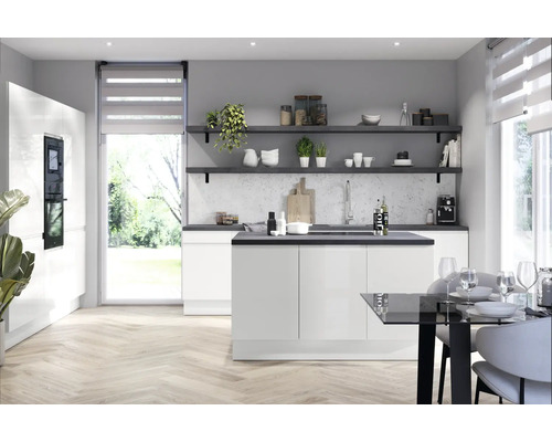 Helle Küche mit Kücheninsel, Regalen und Esstisch in einem modernen Wohnraum.