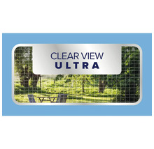 Klare Sicht auf eine Gartenszene hinter einem feinmaschigen Netz