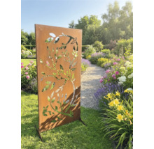 Gartenzaun aus Metall mit Baumdesign im blühenden Garten