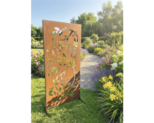 Gartenzaun aus Metall mit Baumdesign im blühenden Garten