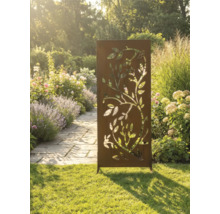 Dekorative Sichtschutzwand aus Metall mit ausgeschnittenem Baum-Motiv im Garten