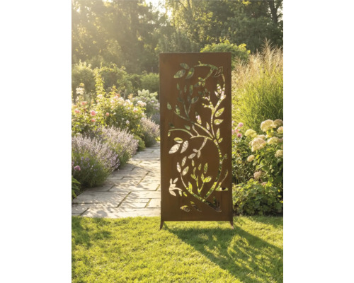 Dekorative Sichtschutzwand aus Metall mit ausgeschnittenem Baum-Motiv im Garten