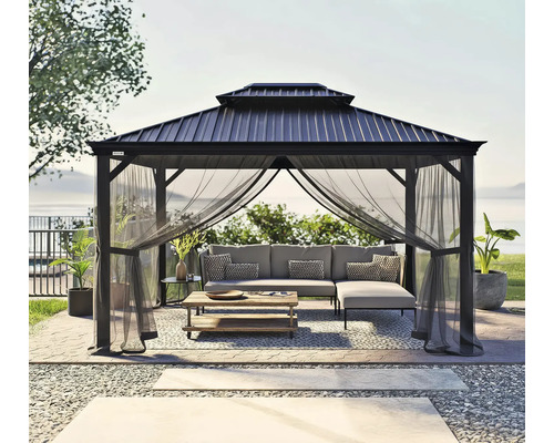 Pavillon mit Moskitonetz, Sofa und Tisch im Garten.