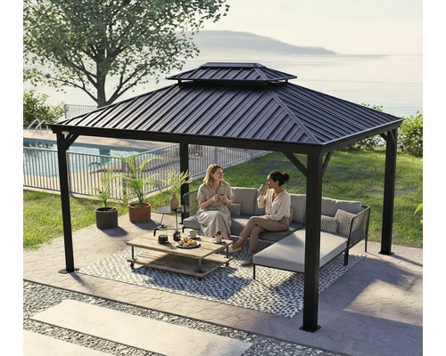 Gartenszene mit Pavillon, Sofa und zwei Frauen beim Kaffeetrinken