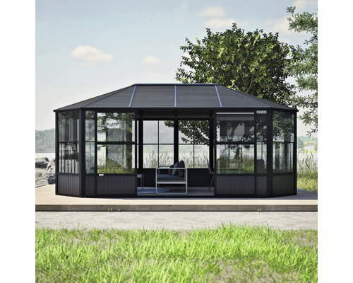 Gartenzelt aus Glas und Holz mit Sitzgelegenheiten im Freien