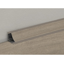 Sockelleiste mit Holzdekor und Clipbefestigung an einer Wand