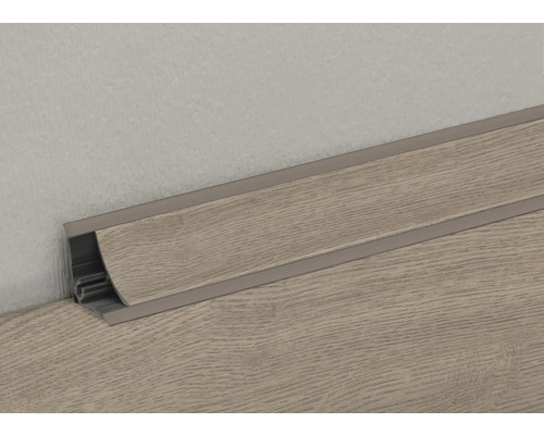 Sockelleiste mit Holzdekor und Clipbefestigung an einer Wand