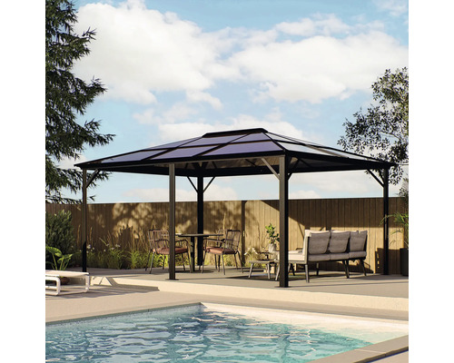 Pavillon mit Tisch, Stühlen und Sitzbank im Garten am Pool