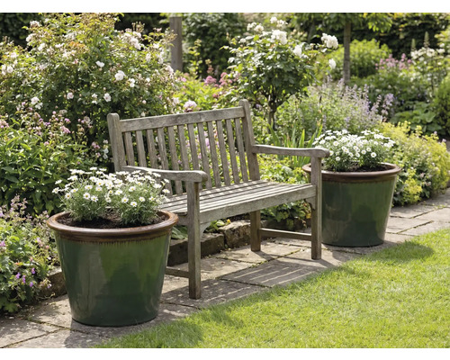 Gartenlandschaft mit Holzbank und bepflanzten Pflanzgefäßen