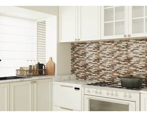 Helle Küche mit Mosaikfliesen, weißen Schränken und Geräten.