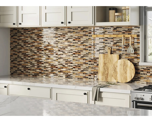 Küchenszene mit Mosaikfliesen an der Wand, weißen Schränken und Arbeitsplatten