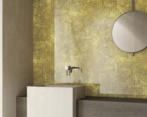Badezimmer mit Mosaikfliesen, Waschbecken und Spiegel