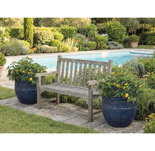 Gartenszene mit Holzbank und Blumentöpfen neben einem Pool