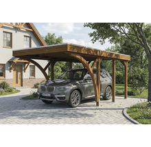 Carport aus Holz mit Auto auf gepflasterter Auffahrt
